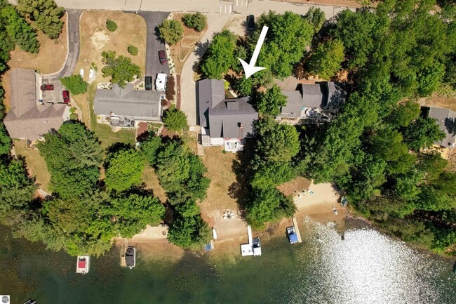 Building Photo - 204 Island View Dr