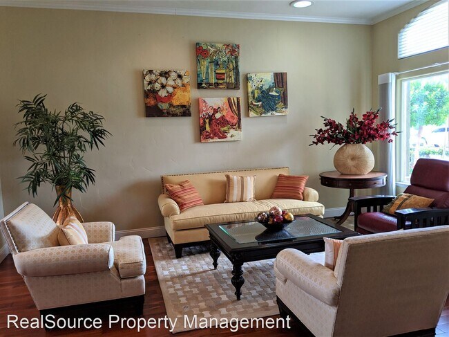Foto del edificio - 5 br, 3 bath House - 196 N. Cypress Avenue