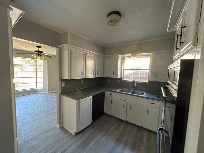 Building Photo - 1811 Hanbury Ct