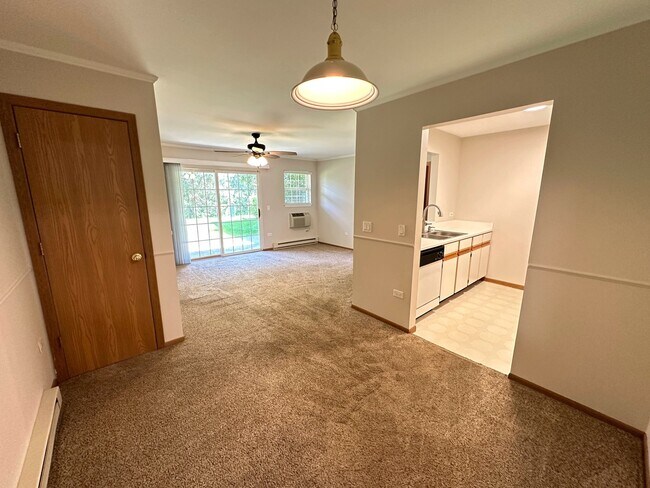 Foto del edificio - 1490 Spring Brook Ct