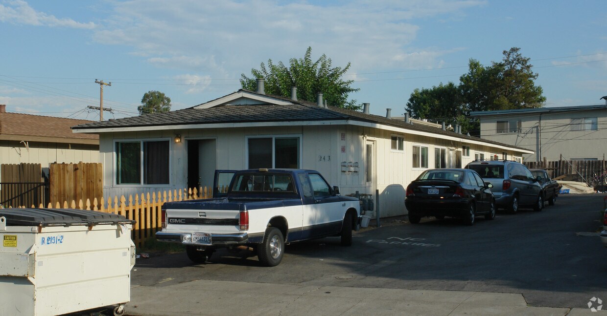 Foto del edificio - 241-243 Selwyn Dr