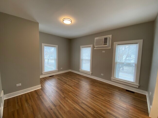 Sala de estar - 122 S McHenry Ave