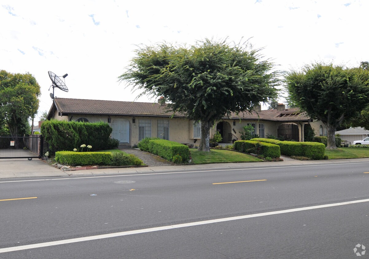 Building Photo - 5941 S Land Park Dr