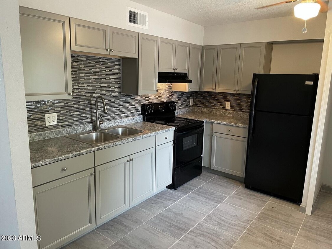 Foto principal - 1222 E Mountain View Rd