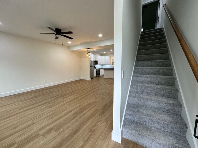 Foto del edificio - Gorgeous townhome on Candlers Mt! Close to LU. First month rent half off special!