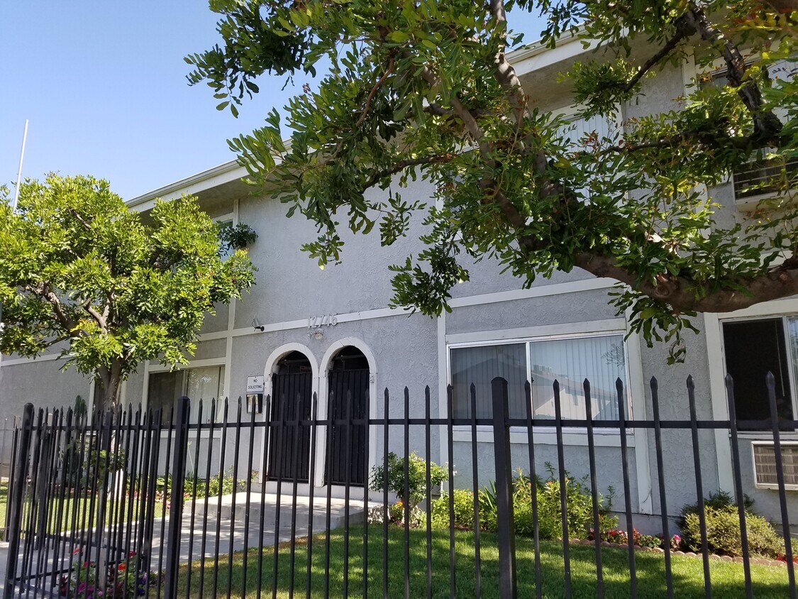 Primary Photo - 12745 Vanowen St
