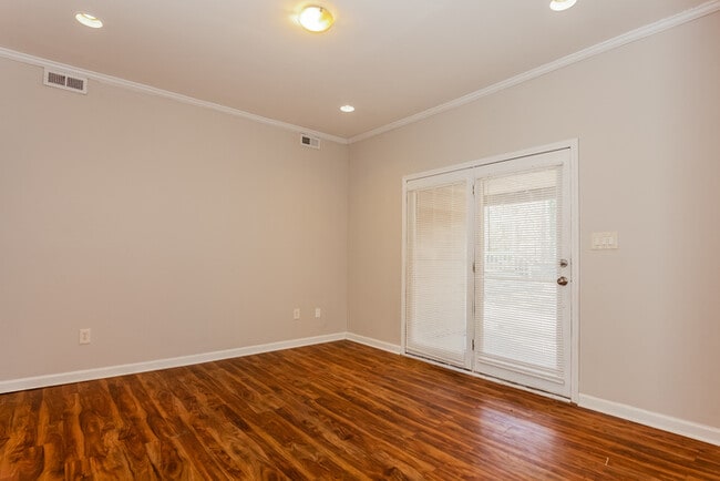 Building Photo - 2717 Dogwood Cir