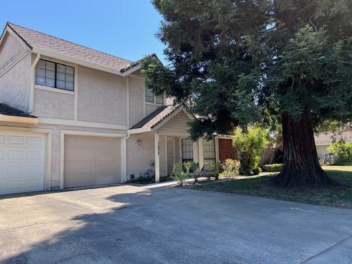 Foto principal - Freshly painted home with new carpet. 3 Ca...