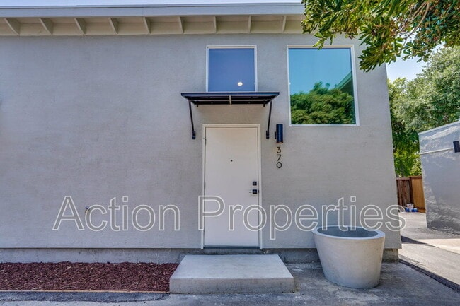Building Photo - 366-372 Camille Ct