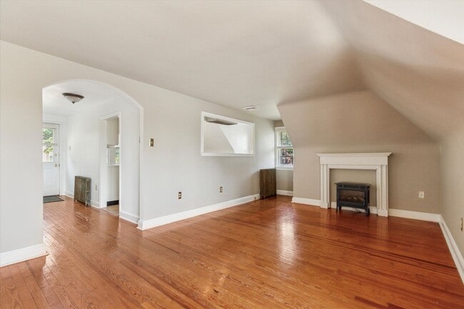Building Photo - Renovated 2-Bed Carriage Home with Private...