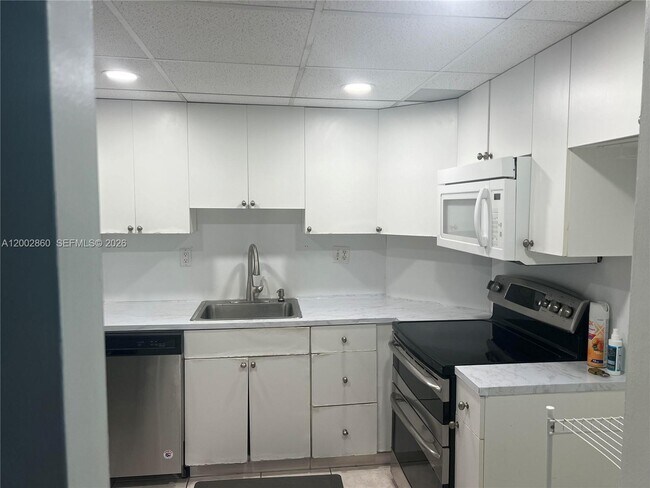 Foto del edificio - 300 Bayview Dr