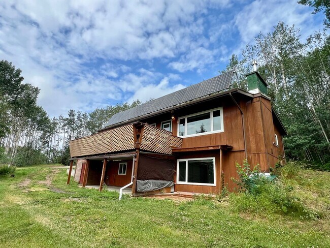 Foto del edificio - 4-Bedroom Home in Fairbanks | 2-Car Garage, Fenced Yard, RV Parking & Breathtaking Views – Dog Fr...