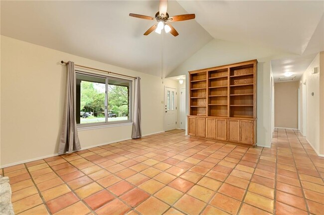 Building Photo - 901 Valley View Dr