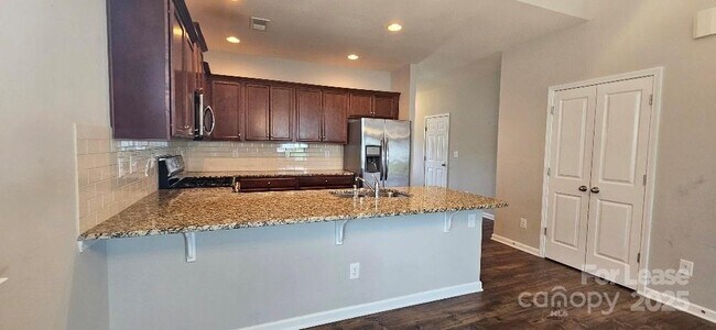 Foto del edificio - 6828 Pennyroyal Wy