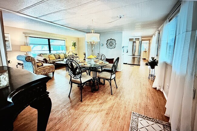 Foto del edificio - 4542 Friendly Harbor St