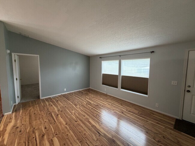 Foto del edificio - Spacious 3 Bed 2 Bath Springfield Home With Bonus Room and Extra Storage