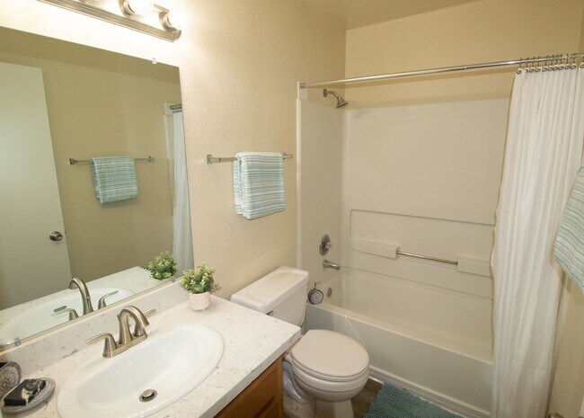 2BR, 2BA - 810SF - Gold Coast Apartments