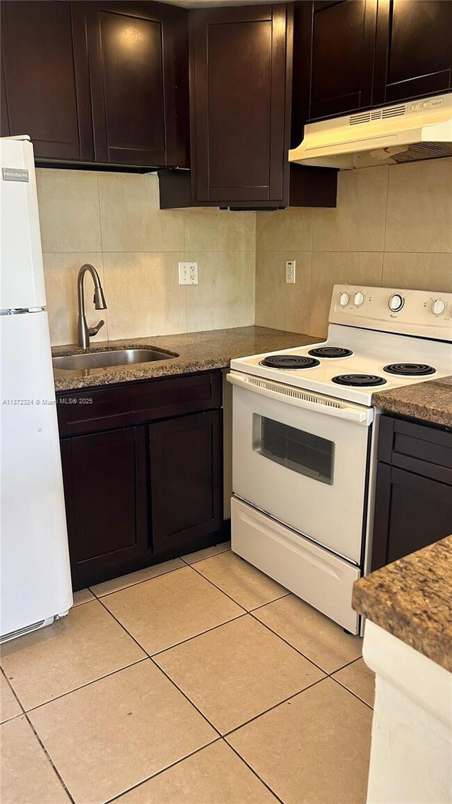 Foto del edificio - 2121 NE 168th St