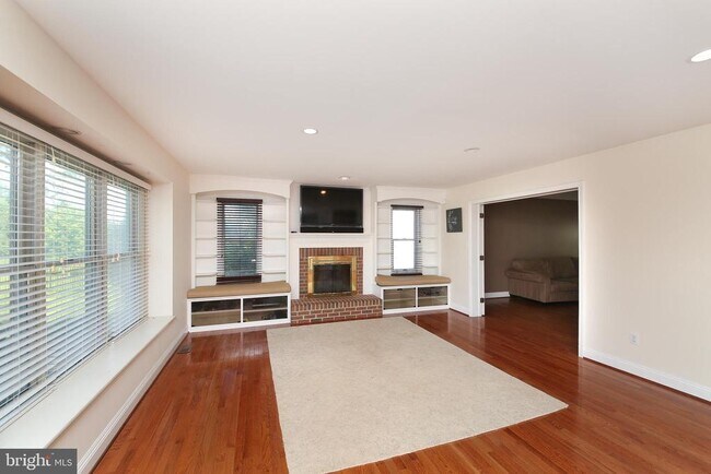 Building Photo - 549 Paterno Dr
