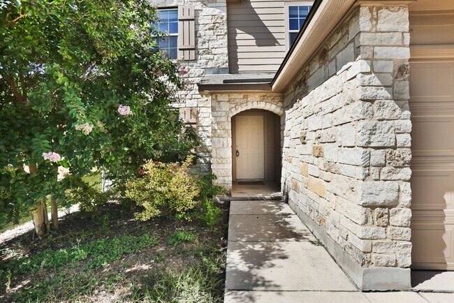 Foto del edificio - Charming Home Awaits: Spacious & Modern Li...