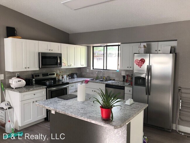 Building Photo - 3 br, 1 bath House - 33 Clover Circle West