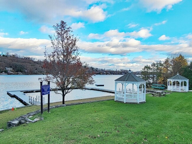 Foto del edificio - 4 Candlewood Knolls Rd