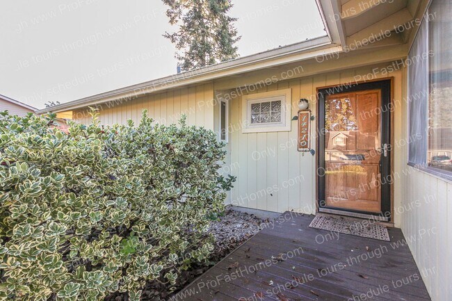 Building Photo - 14210 SW Rochester Dr