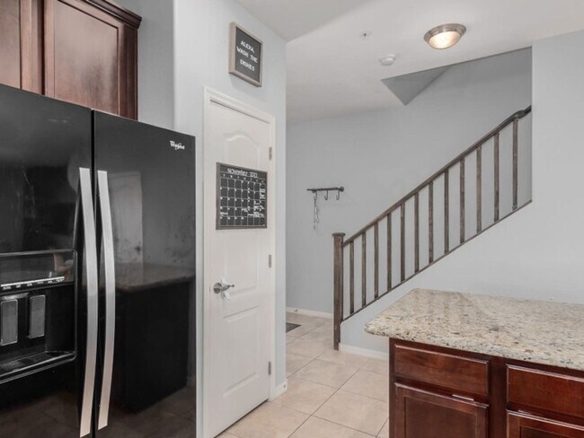 Foto del edificio - Premium 3 bed, 2.5 bath end condo in East ...