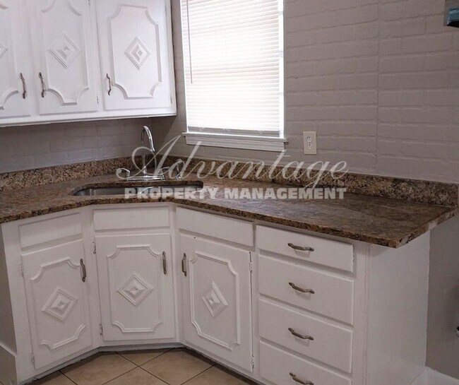 Building Photo - Newly Painted 4 Bed / 1.5 Bath in Westwood...