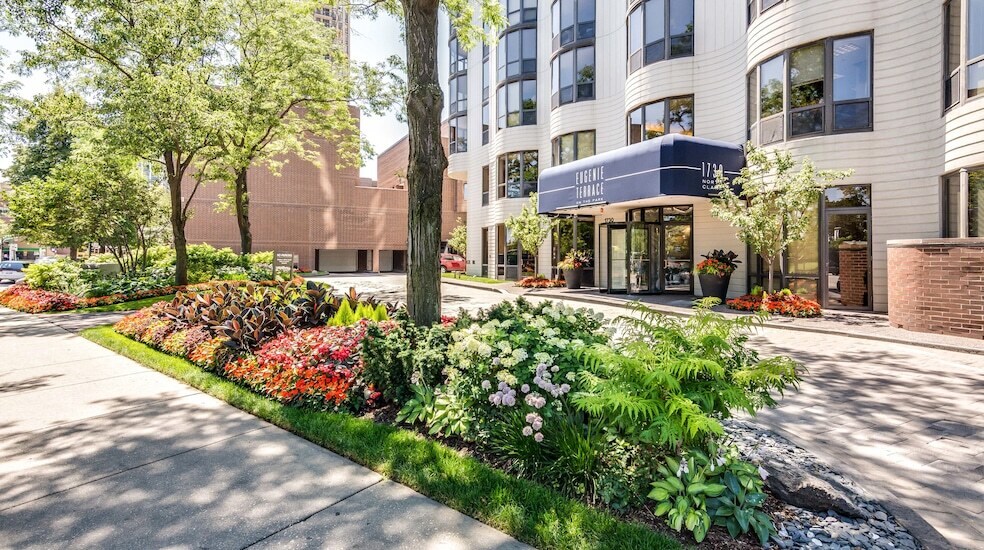 Foto principal - 1730 N Clark St