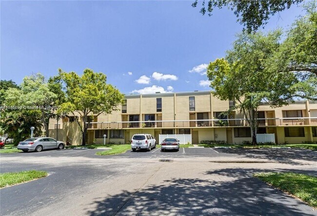 Building Photo - 2810 SW 87th Ave