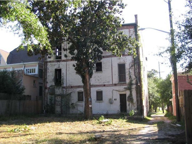 Building Photo - 115 W 2nd St