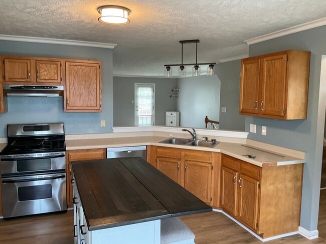 Foto del edificio - Large 3 Bedroom 2.5 bath townhome with additional finished room.