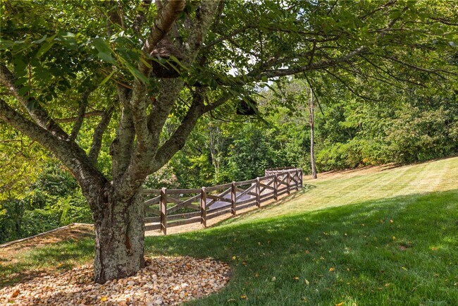 Foto del edificio - Located in the gated Valhalla community in Brentwood