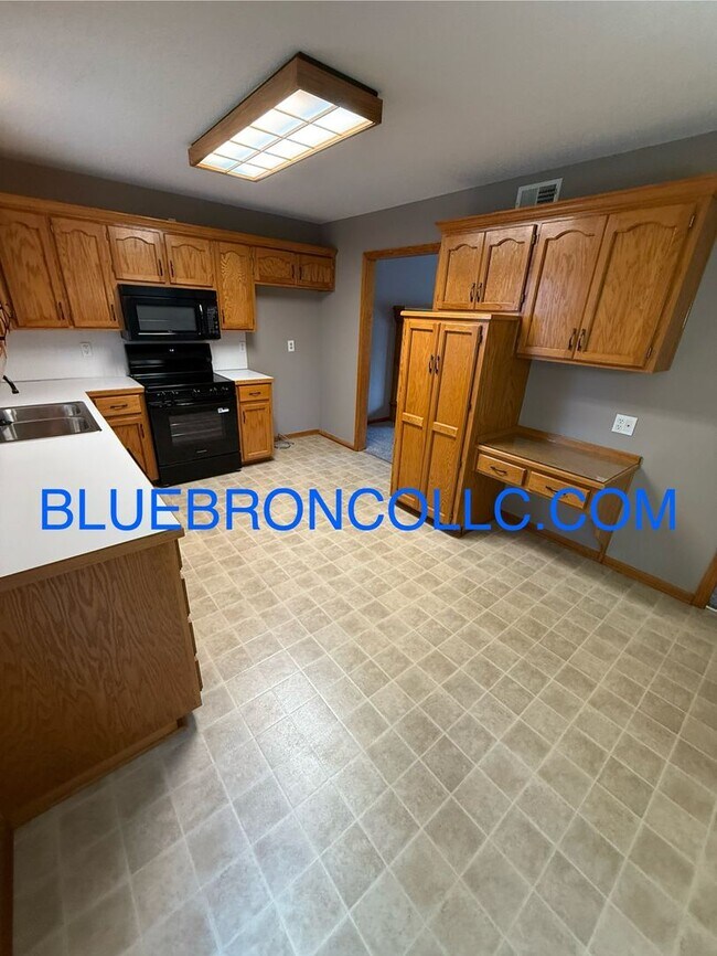 Building Photo - Check out this spacious home with thoughtf...