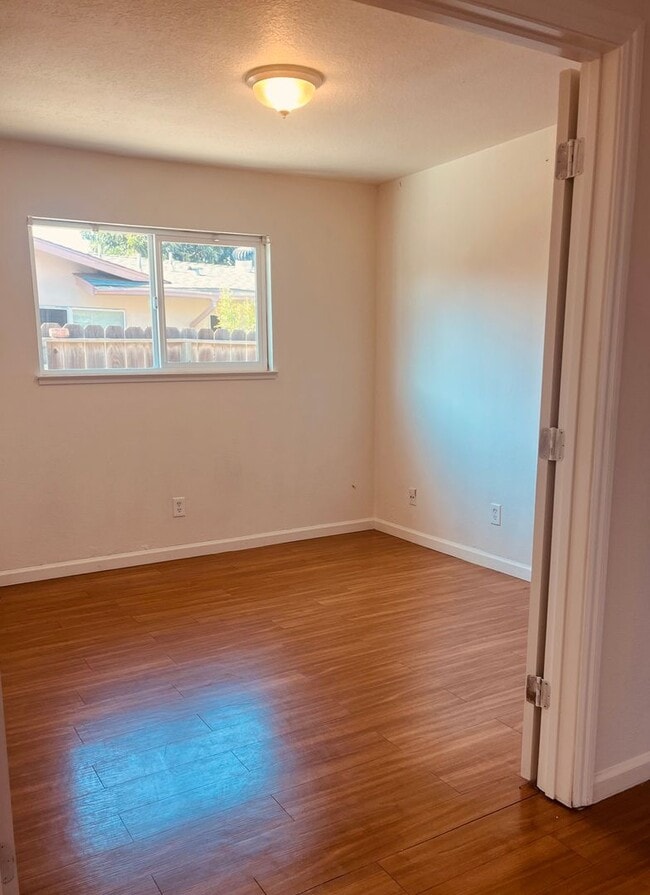 Building Photo - Spacious 4 BD/2 Bath in centrally located ...