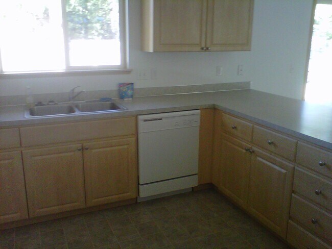 Foto del edificio - Rare 4 Bed 2 Bath with Attached Garage