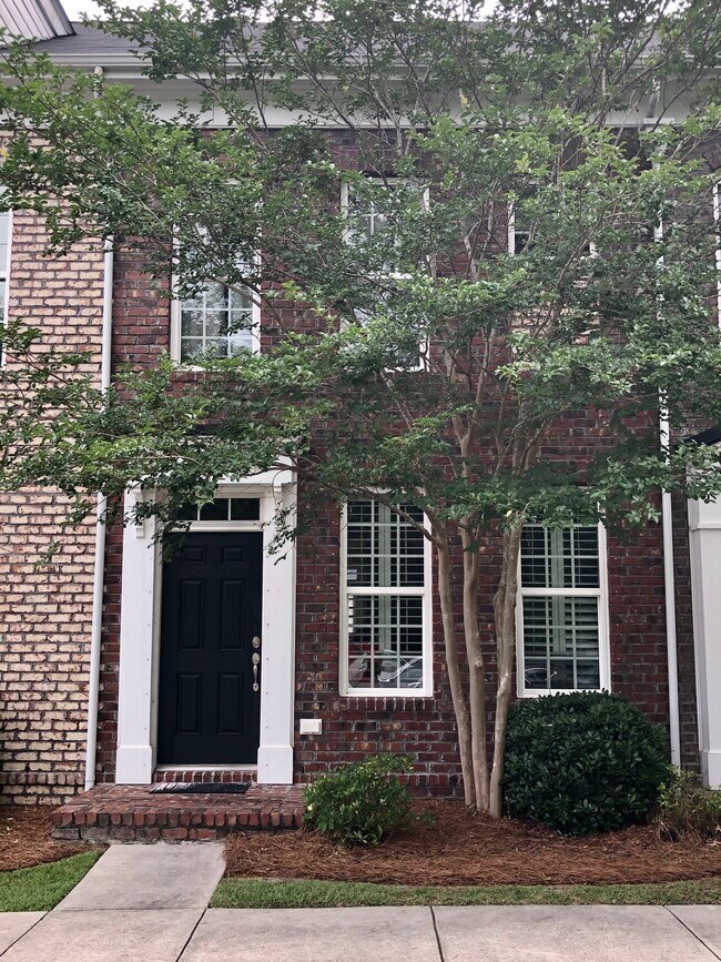 Building Photo - 828 Rue Dr