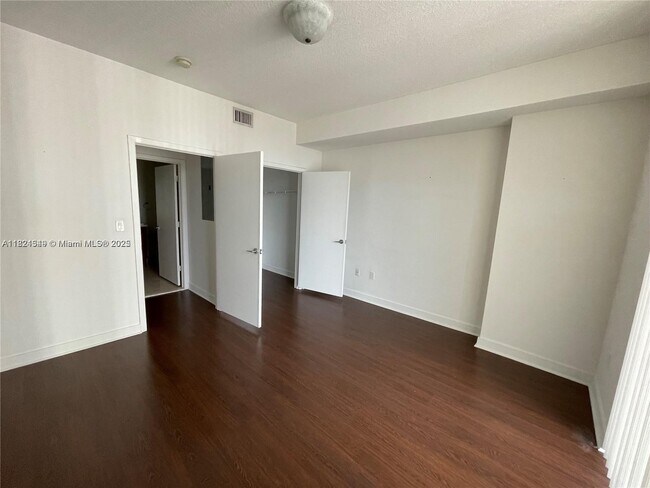 Foto del edificio - 79 SW 12th St