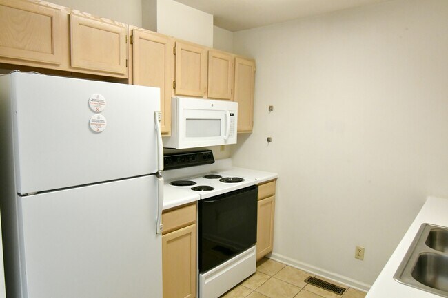 Foto del edificio - 2BD/2BA Behind Stonefield Shopping Center!