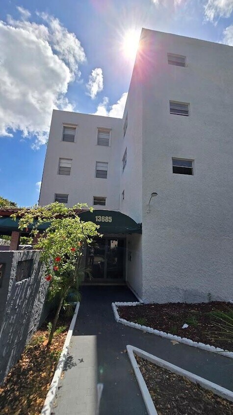 Foto principal - 13685 NE 10th Ave