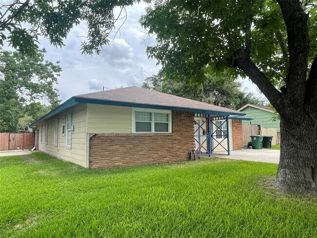 Foto del edificio - 8626 Glenbrae St