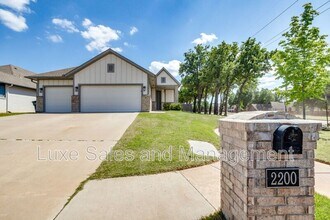 Building Photo - 2200 Alta Vista Ln