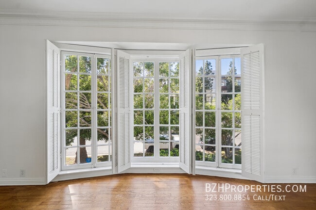 Foto del edificio - 1284 S Beverly Glen Blvd