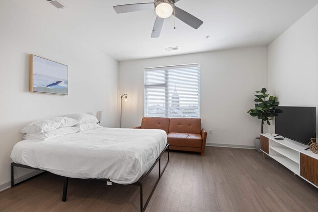 Building Photo - 633 E Main St