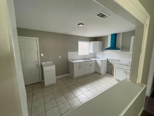 Building Photo - 512 Libby Ln