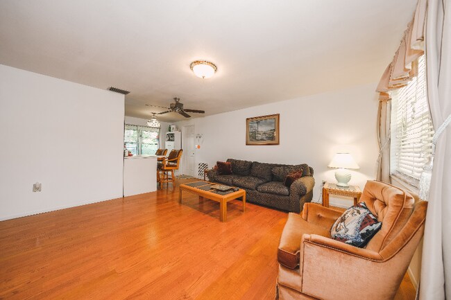Foto del edificio - 408 Pinewood Ave
