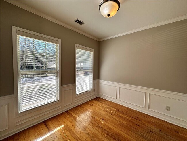 Foto del edificio - 2403 Walnut Tree Ln