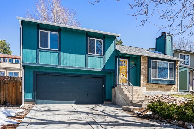 Foto del edificio - Beautiful 3 Bed, 2 Bath Home in Aurora with Backyard and Deck!