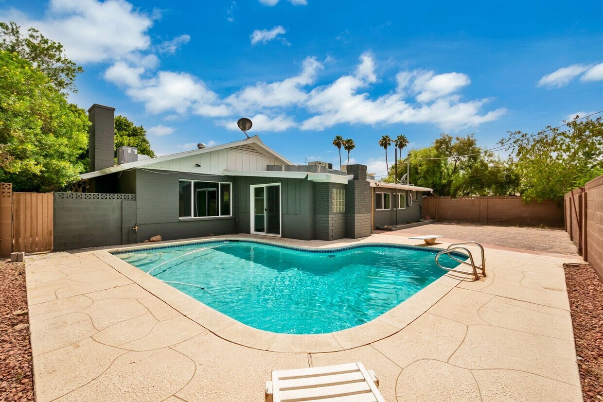 Primary Photo - 6 Bed/3. 5 Bath with Pool